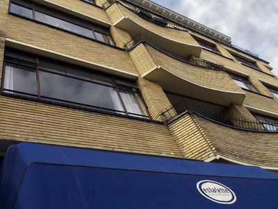 827985 Gezicht op een deel van de voorgevel van het pand Biltstraat 62-68 ( Flatgebouw Biltstraat ) te Utrecht.